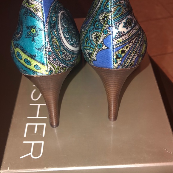 NWT MARC FISHER GREEN MULTI SATIN PEEPTOE HEELS main image 3
